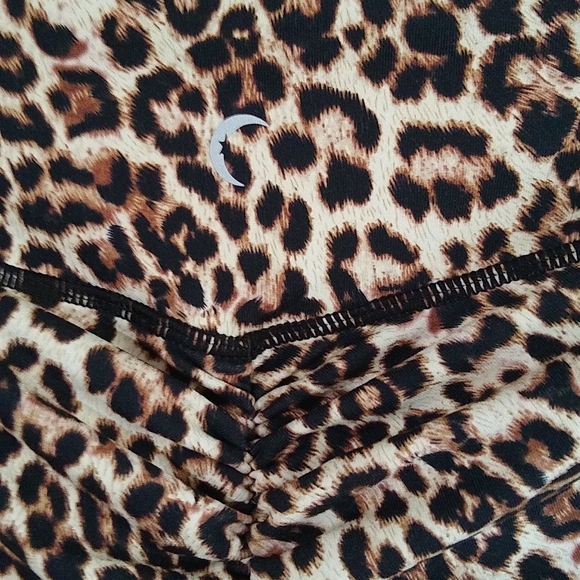 Zyia leapard print Scrunchy Hi rise 7/8 light and lux 24" 14 / 16 leggings - Picture 11 of 11